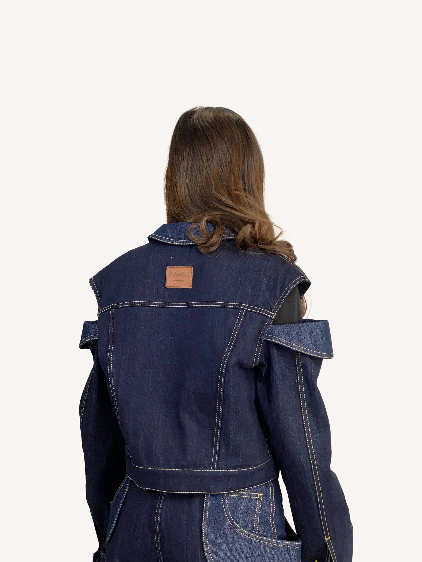 Giacca corta in denim con spalle scoperte