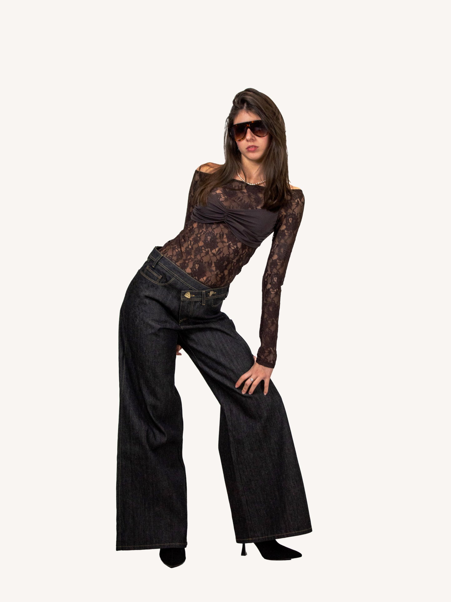 Jeans a gamba ampia e chiusura asimmetrica